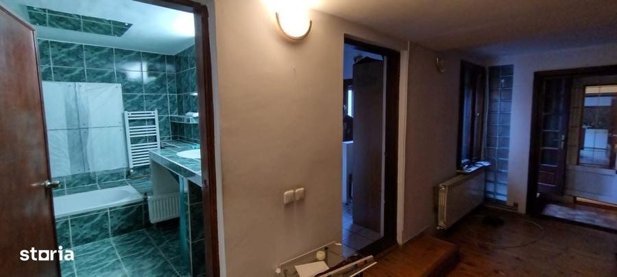 Casă cu 4 camere în Central