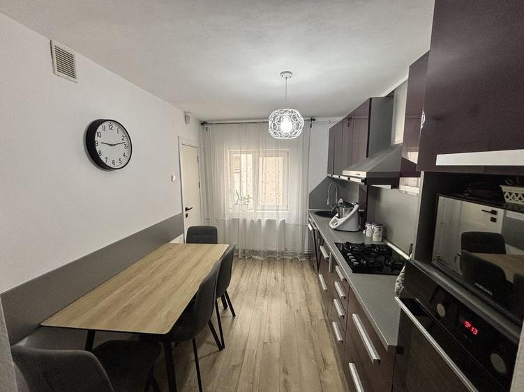 Apartament cu 4 camere decomandat în Exterior Vest