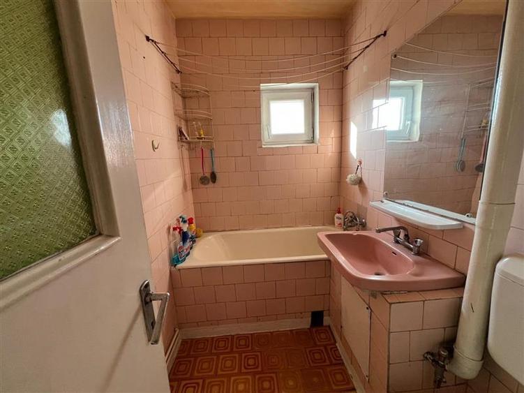 Apartament cu 4 camere decomandat în 1848