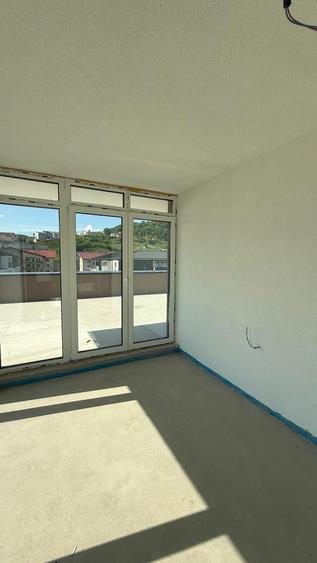 Apartament cu 3 camere semidecomandat în Florești