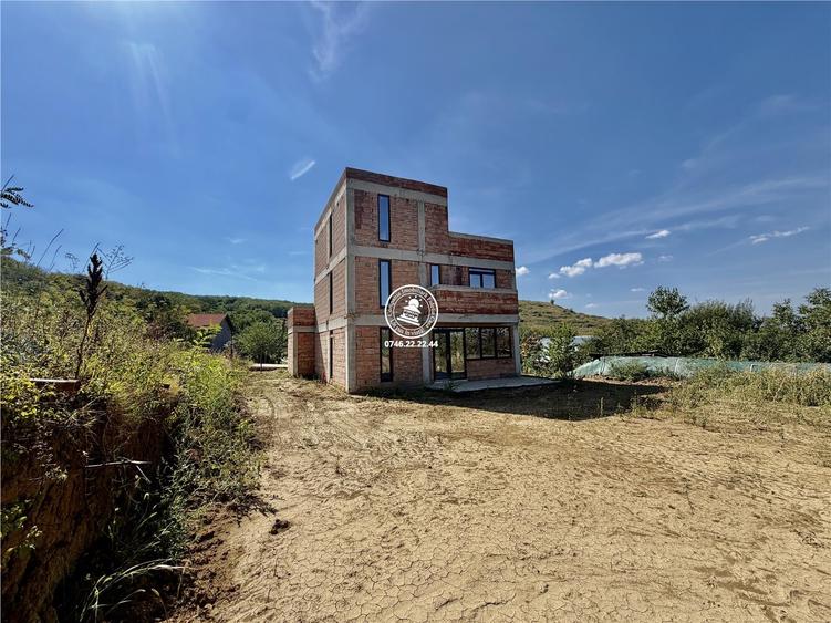 Casă cu 6 camere decomandat cu Teren 230 Mp în Miroslava