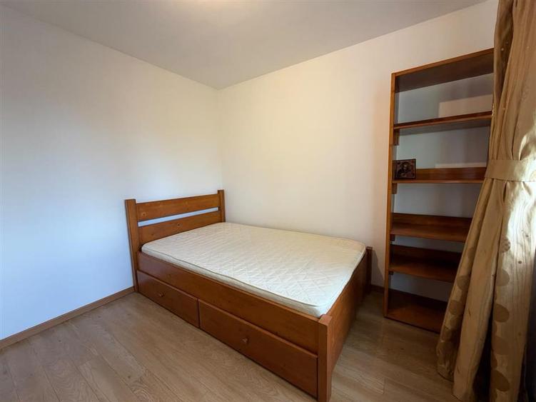Apartament cu 4 camere decomandat în Podu Roș