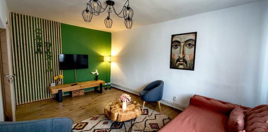 Apartament cu 3 camere decomandat în Central