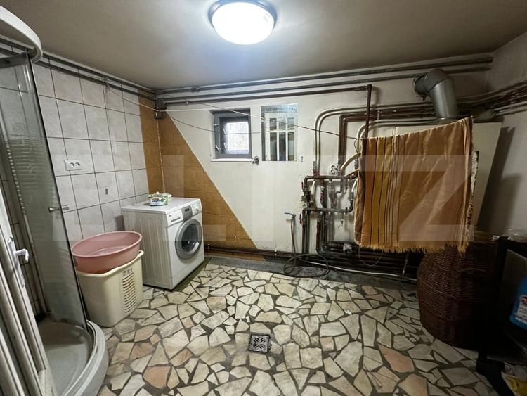 Casă individuală cu 8 camere cu Canalizare în Cetate