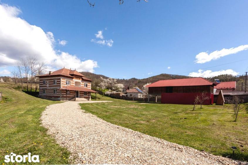 Casă cu 5 camere cu Garaj în Coșești