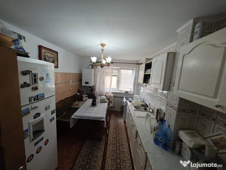 Apartament cu 4 camere decomandat în Central