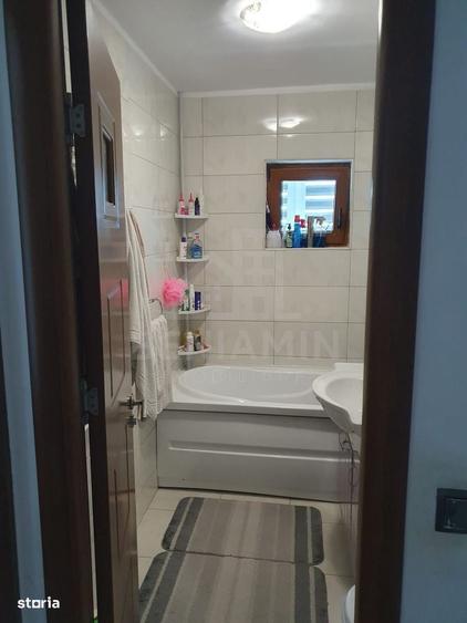 Apartament cu 4 camere decomandat în Noua