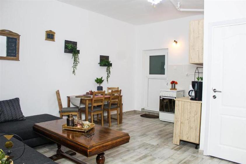 Casă individuală cu 9 camere cu Teren 186 Mp în Doamna Ghica