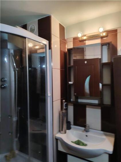 Apartament cu 3 camere decomandat în Exterior Est