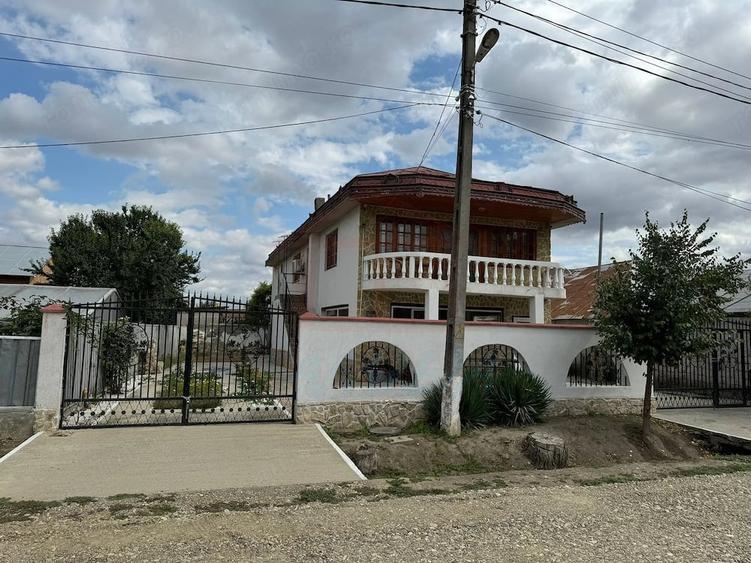 Casă cu Teren 300 Mp în Central