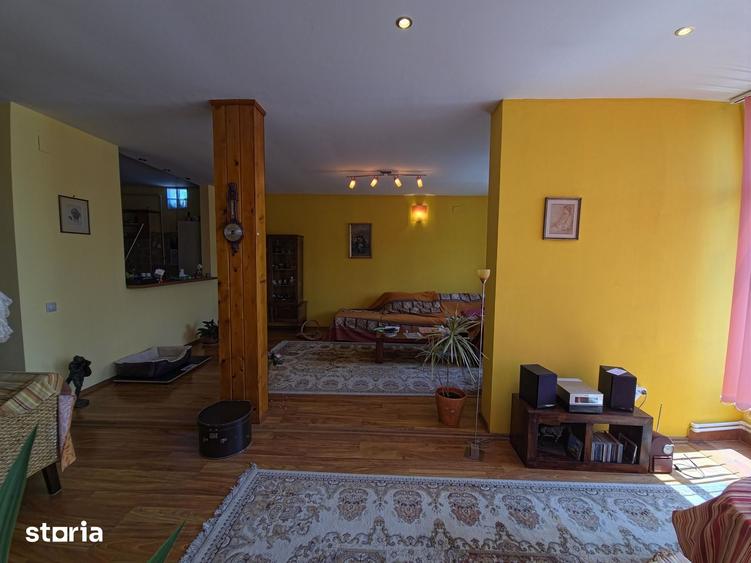 Casă cu 6 camere cu Teren 208 Mp în Universitate