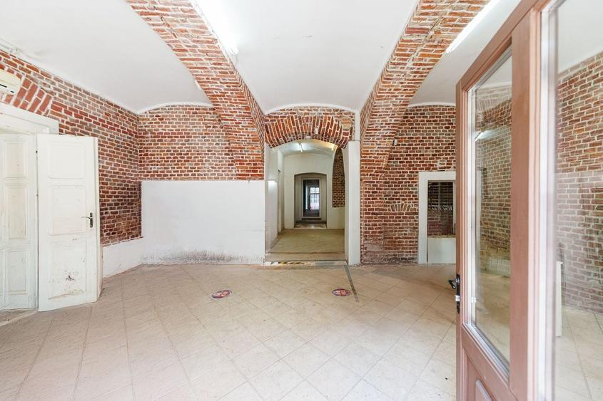 Casă individuală cu 15 camere cu Canalizare în P-ța Unirii