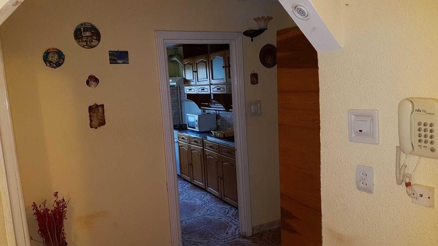 Apartament cu 4 camere decomandat în Craiovița Nouă