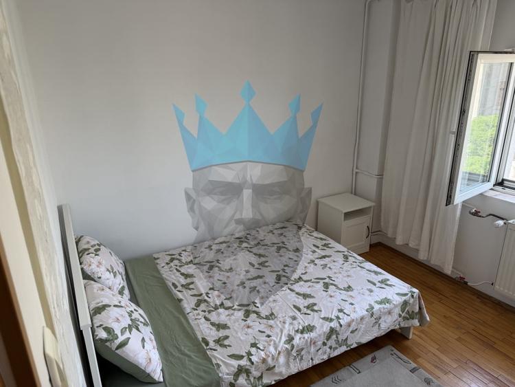 Apartament cu 3 camere semidecomandat, mobilat în P-ța Romană