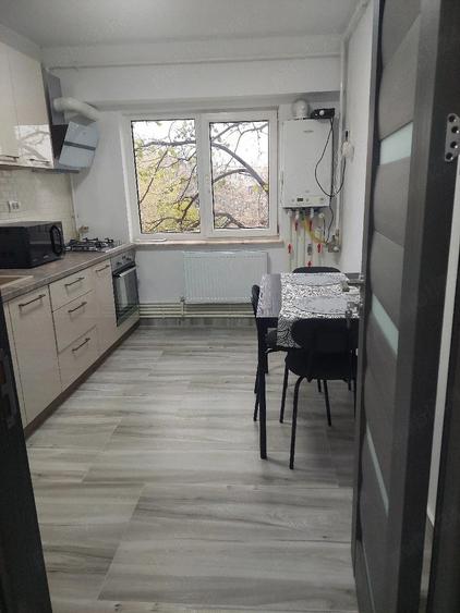 Apartament cu 3 camere decomandat în Exterior Vest