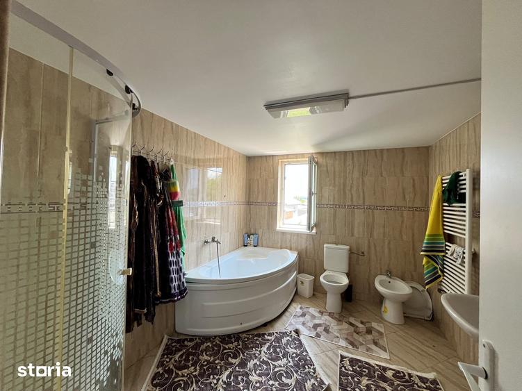 Casă cu 5 camere cu Teren 1050 Mp în Central