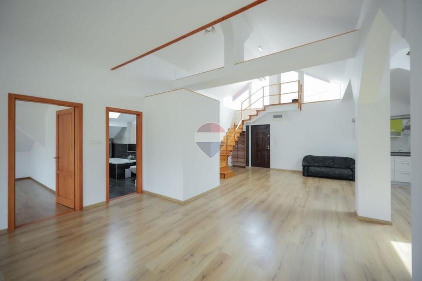 Penthouse cu 4 camere decomandat, mobilat în Nufărul