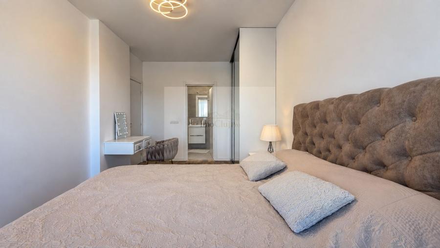Apartament cu 3 camere semidecomandat, mobilat în Central