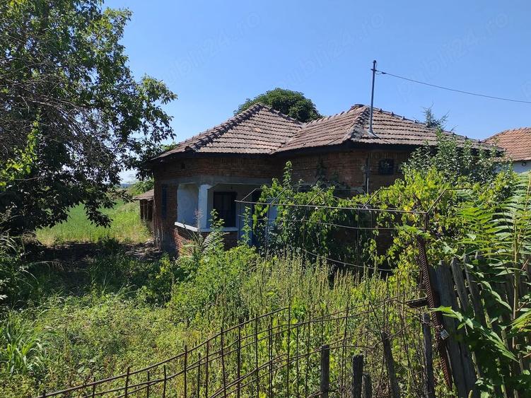 Casă cu 4 camere cu Teren 2000 Mp în Beciu