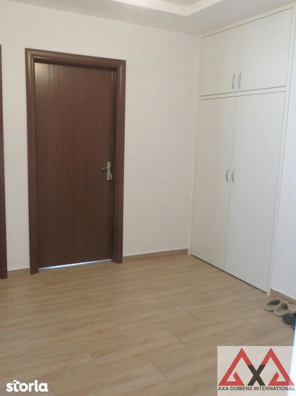 Apartament cu 4 camere semidecomandat în Berceni