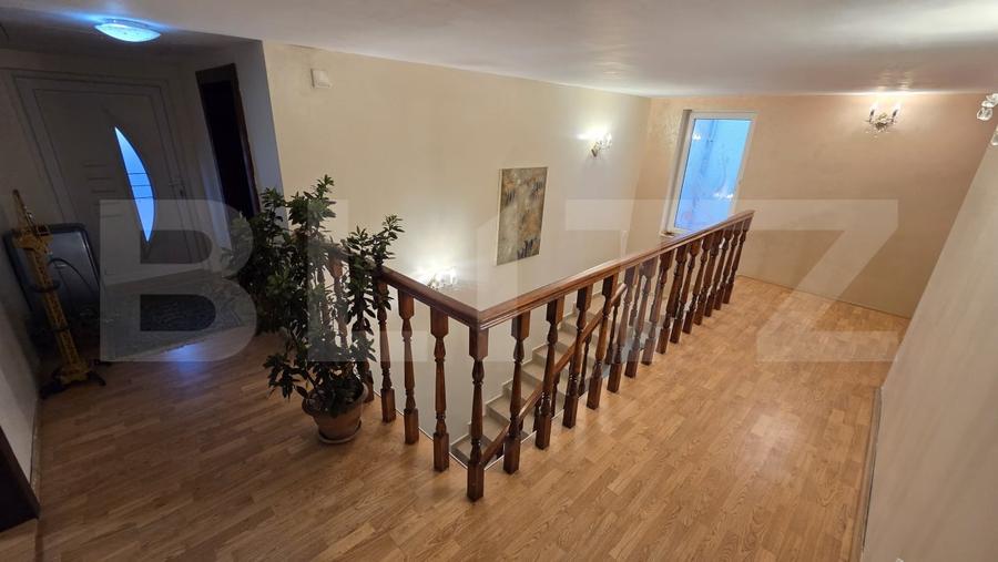 Casă individuală cu 7 camere cu Garaj în Cetate