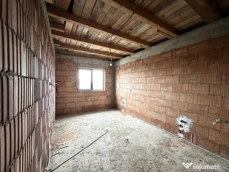 Casă cu 5 camere cu Teren 305 Mp în Dumbrăvița