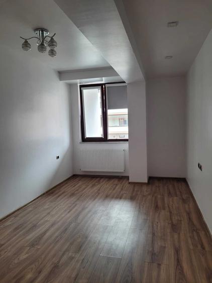 Apartament cu 3 camere decomandat în Tractorul