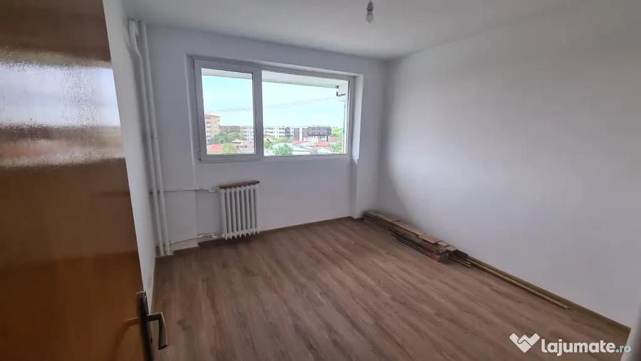 Apartament cu 3 camere decomandat în Sud