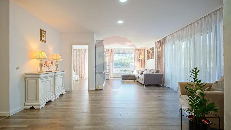 Apartament cu 5 camere decomandat în Noua