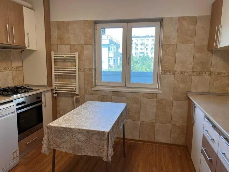 Apartament cu 3 camere decomandat în Uverturii