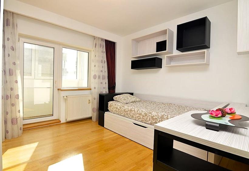 Apartament cu 4 camere decomandat, mobilat în Decebal