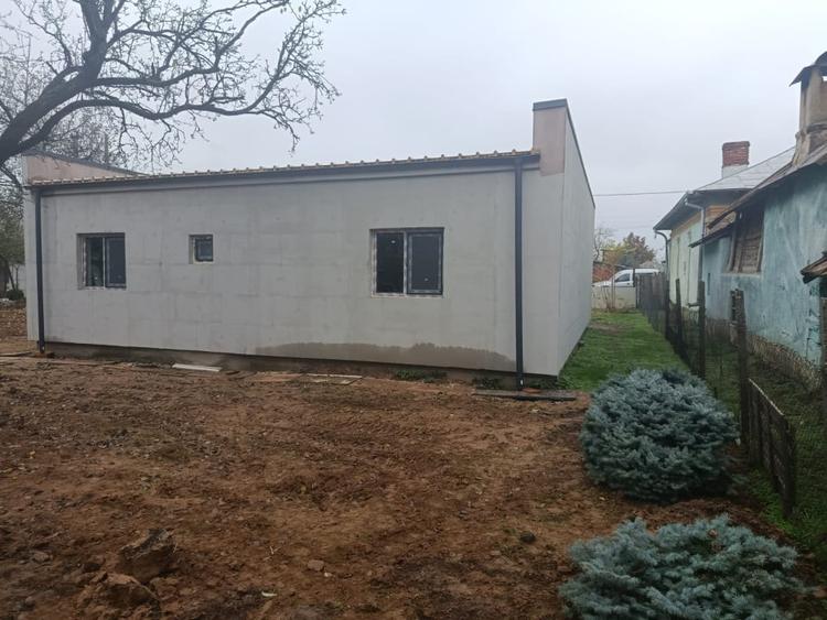 Casă individuală cu 4 camere cu Canalizare în Coșoveni