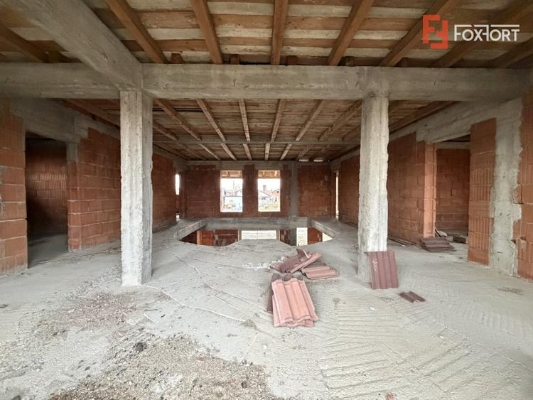 Casă individuală cu 7 camere cu Garaj în Peciu Nou