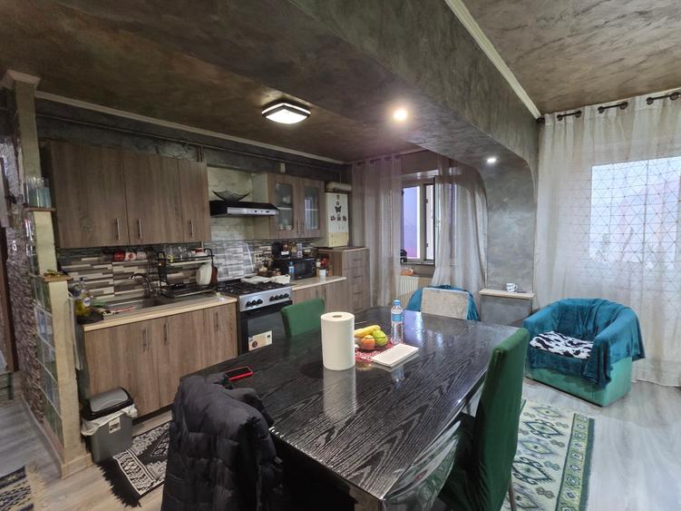 Apartament cu 4 camere decomandat în Central