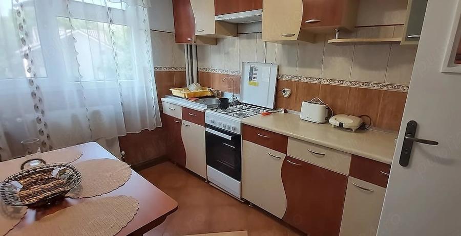 Apartament cu 3 camere semidecomandat în Central