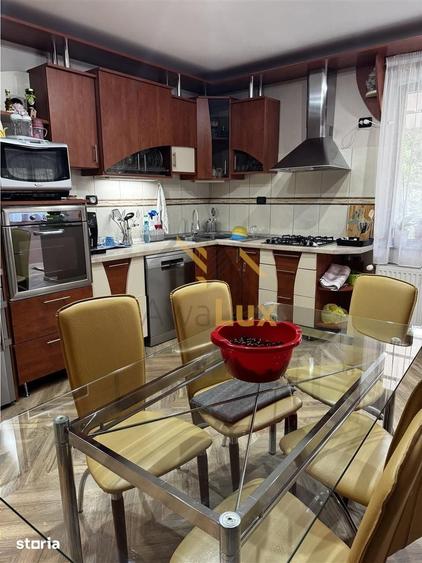 Casă cu 7 camere cu Teren 1800 Mp în Săsar