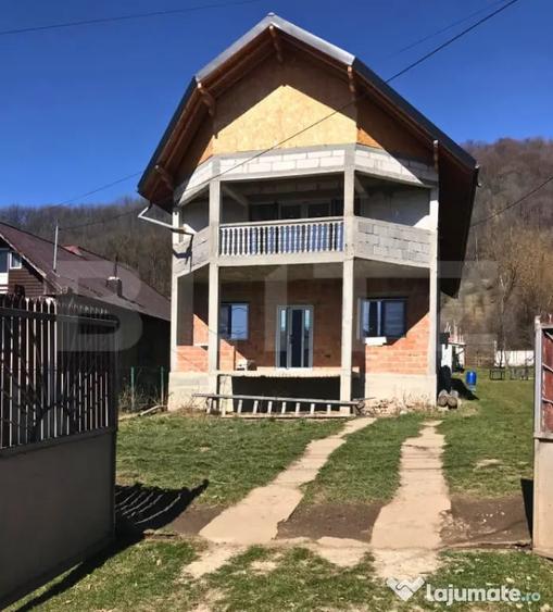 Casă cu 2 camere cu Teren 3050 Mp în Bezdead