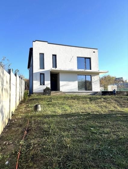 Casă cu 5 camere cu Teren 1095 Mp în Nisipoasa