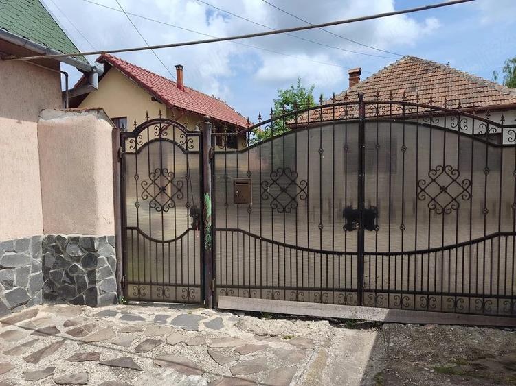 Casă cu 4 camere cu Teren 700 Mp în Central