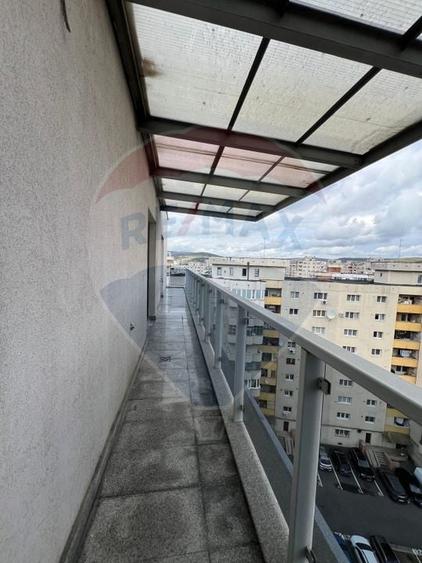 Penthouse cu 4 camere semidecomandat în Semicentral