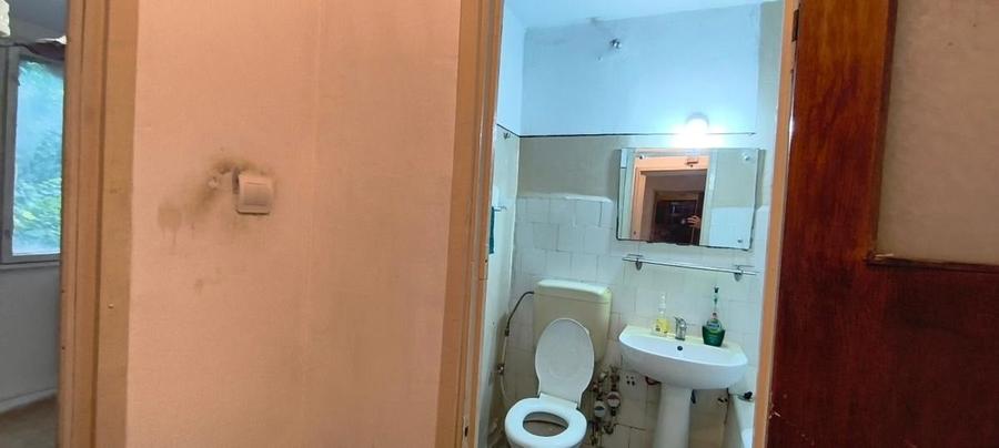 Apartament cu 3 camere semidecomandat în Berceni