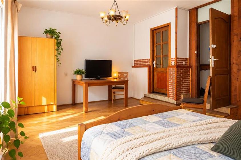 Apartament cu 4 camere semidecomandat, mobilat în Centrul Istoric