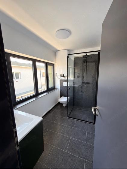 Spațiu comercial, de 300 mp, în Plopi