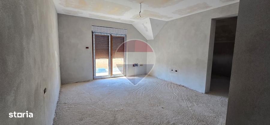 Casă cu 4 camere cu Teren 301 Mp în Intim