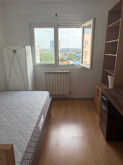 Apartament cu 4 camere decomandat în P-ța Victoriei