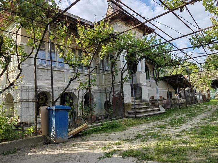Casă cu 4 camere în Hurezani