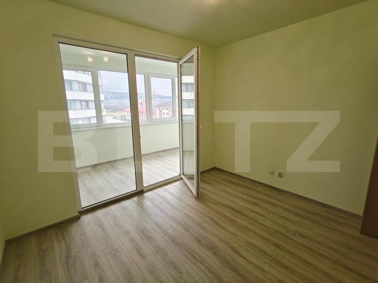 Apartament cu 3 camere semidecomandat, mobilat în Florești