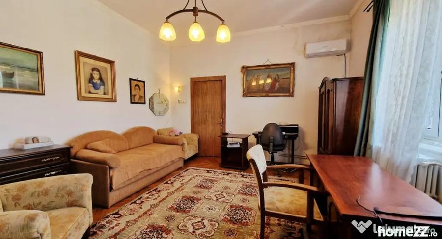 Apartament cu 5 camere semidecomandat în Dacia