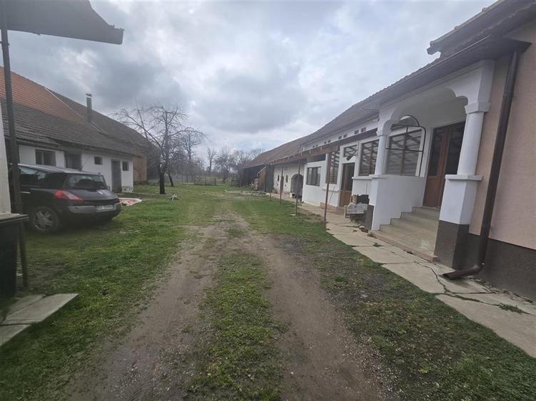 Casă individuală cu 5 camere cu Teren 2000 Mp în Recea