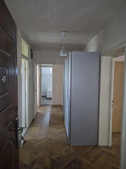 Apartament cu 3 camere decomandat în Exterior Vest